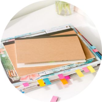 Cuadernos cerrados con marcadores de página.
